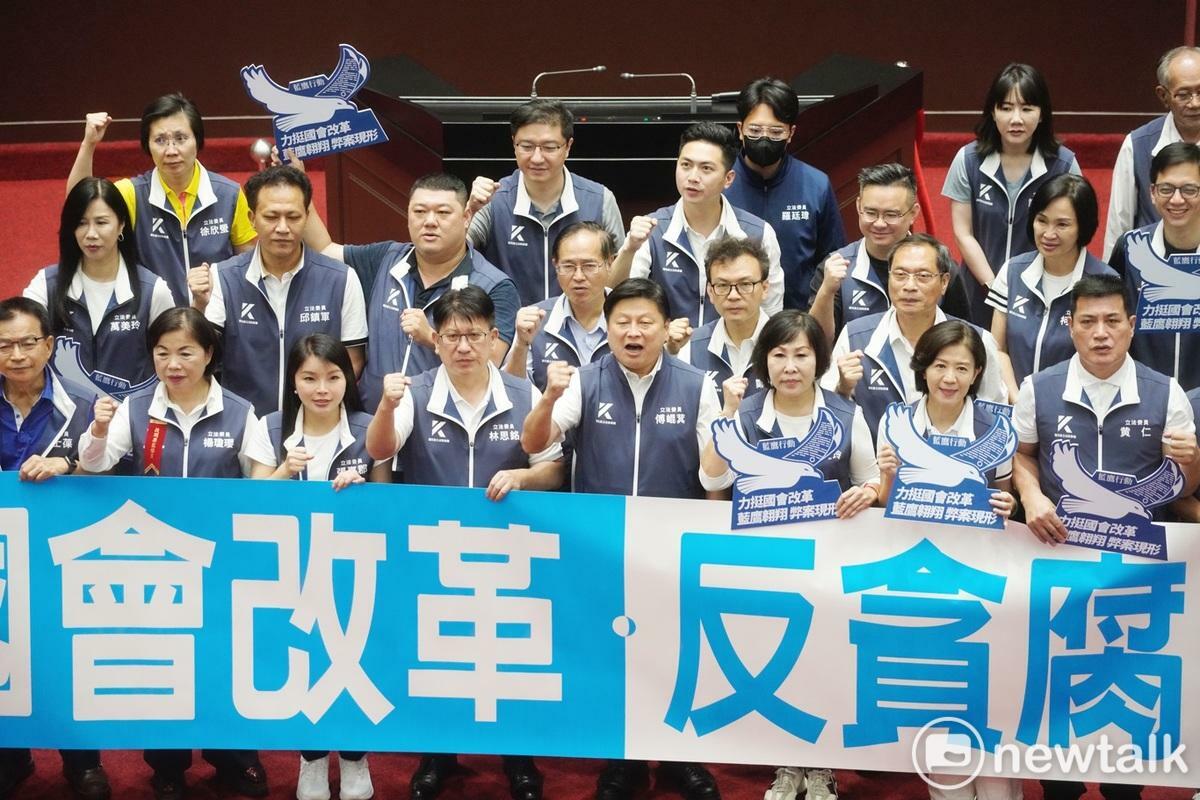 國民黨立院黨團總召傅崐萁和全體國民黨立委在覆議案投票結束後，在議場內喊口號。   圖：張良一/攝