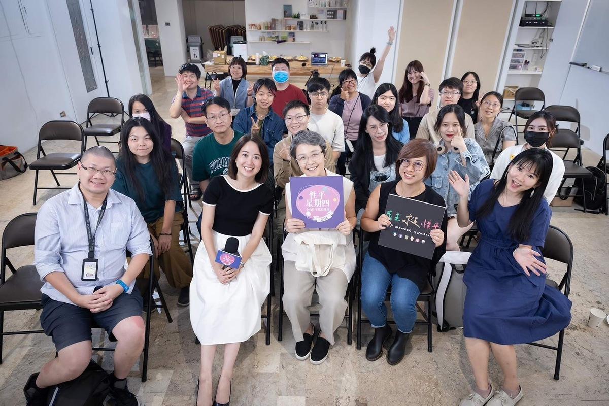  民進黨性平部舉行第二場「性平星期四」講座，由李晏榕主持，戴瑋姍、李佩雯出席與談。 圖：民進黨提供 