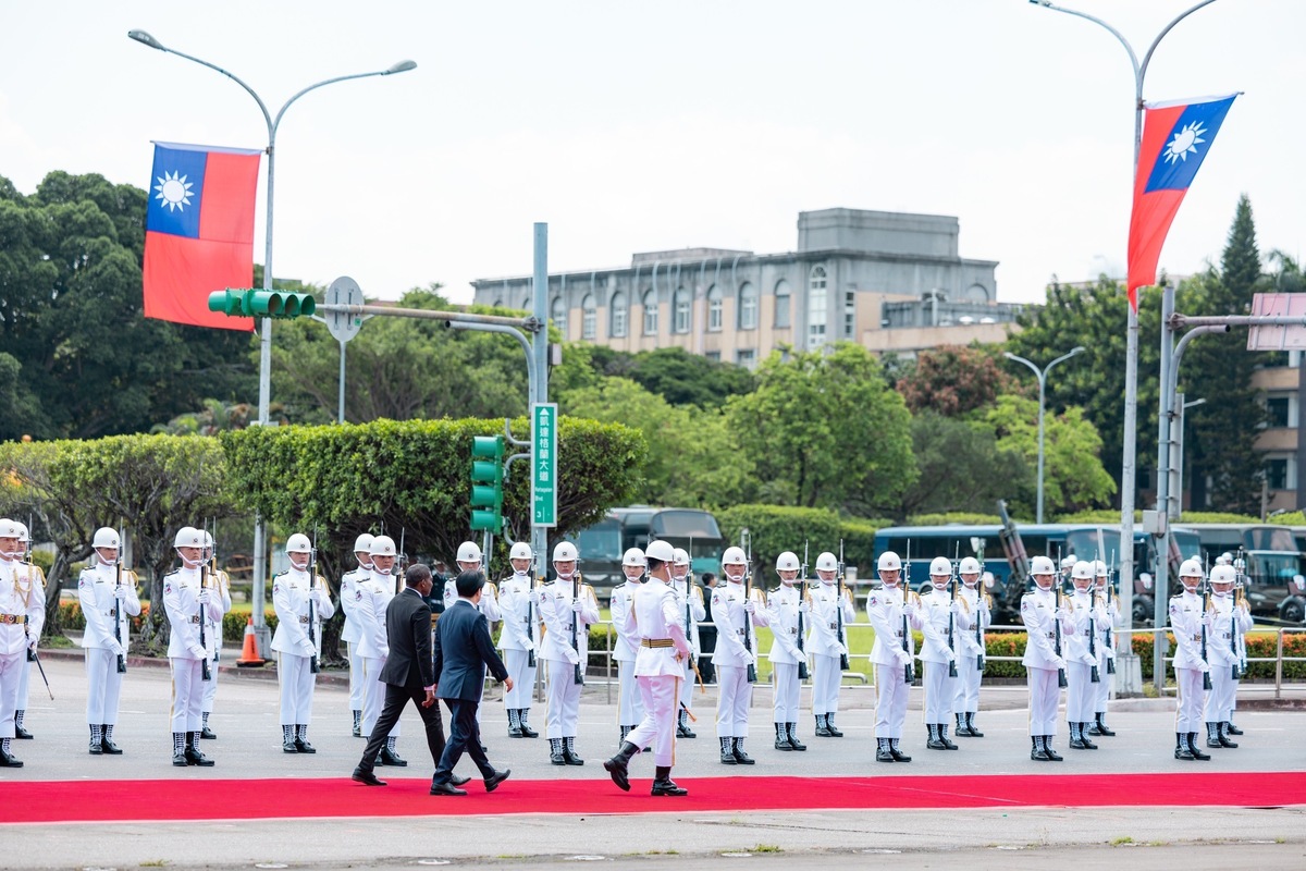  總統賴清德以隆重軍禮歡迎聖克里斯多福及尼維斯聯邦總理德魯一行。 圖：總統府提供 