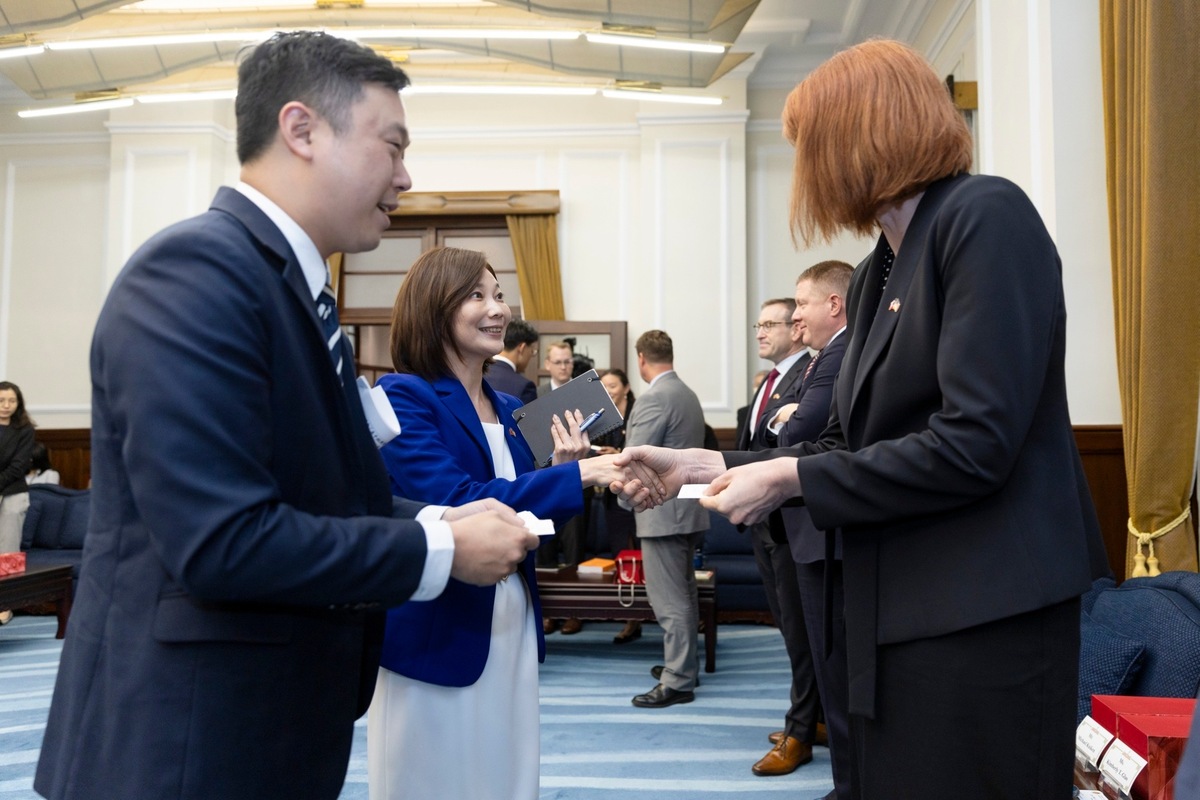  李問、郭雅慧等人陪同接見美中經濟暨安全檢討委員會（USCC）訪問團。 圖：總統府提供 