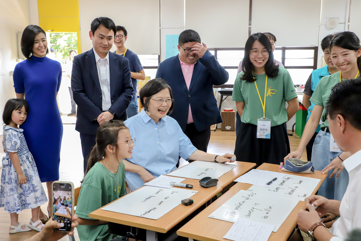  前總統蔡英文前往嘉義縣光榮國小參訪。 圖：蔡英文辦公室/提供 