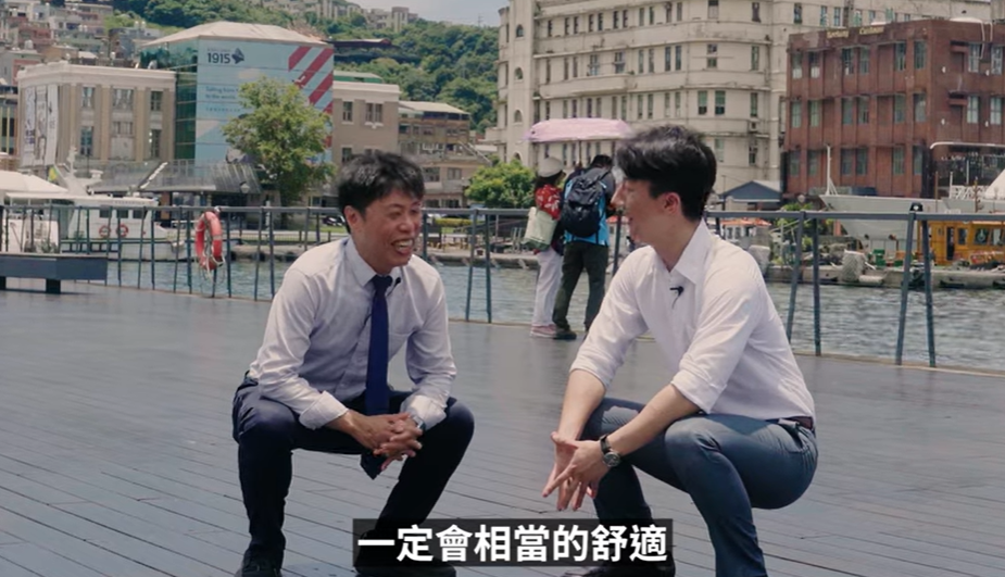  吳崢前往海洋廣場，與張之豪談及謝國樑的施政爭議。 圖：翻攝自吳崢YT 