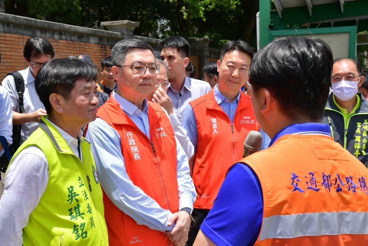  行政院長卓榮泰視察「永續提升人行安全計畫改善成果」，發言人陳世凱、立委吳琪銘陪同。 圖：行政院提供 