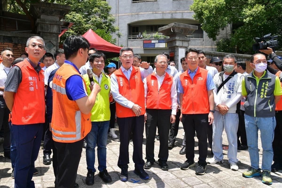 卓榮泰視察「永續提升人行安全計畫改善成果」，龔明鑫、陳世凱、吳琪銘等人陪同。 圖：行政院提供 