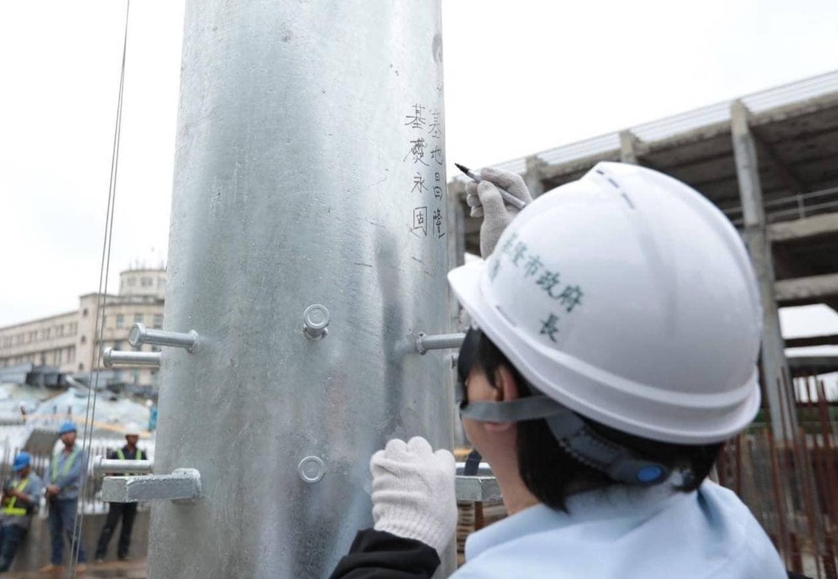  林右昌過去在基隆城際轉運站立柱儀式上簽下「基地昌隆、基礎永固」願望。 圖：翻攝自林右昌臉書 