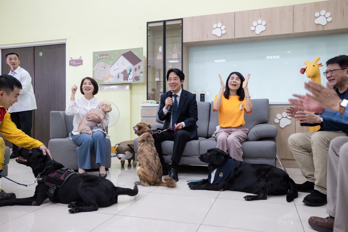  潘孟安、周春米等人陪同賴清德出席屏東縣動物之家啟用典禮。 圖：總統府提供 