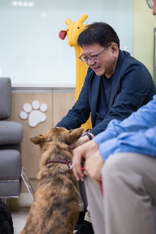  潘孟安與賴清德新領養的愛犬「斑斑」互動。 圖：總統府提供 