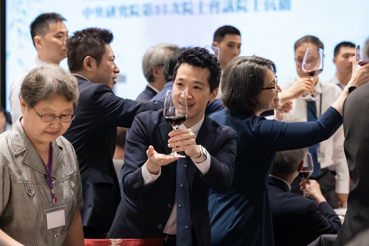  總統府副秘書長何志偉陪同晚宴中研院第35次院士會議院士伉儷。 圖：總統府提供 