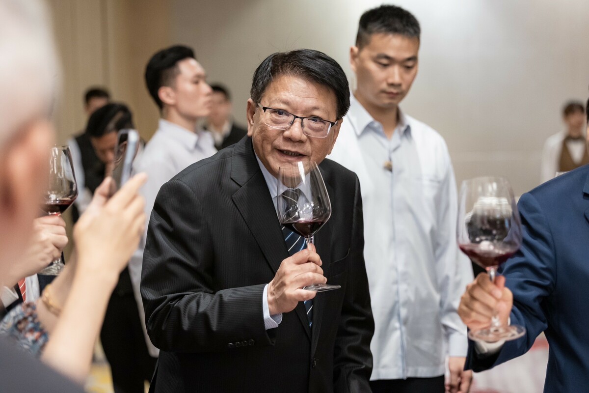  總統府秘書長潘孟安陪同晚宴中研院第35次院士會議院士伉儷。 圖：總統府提供 