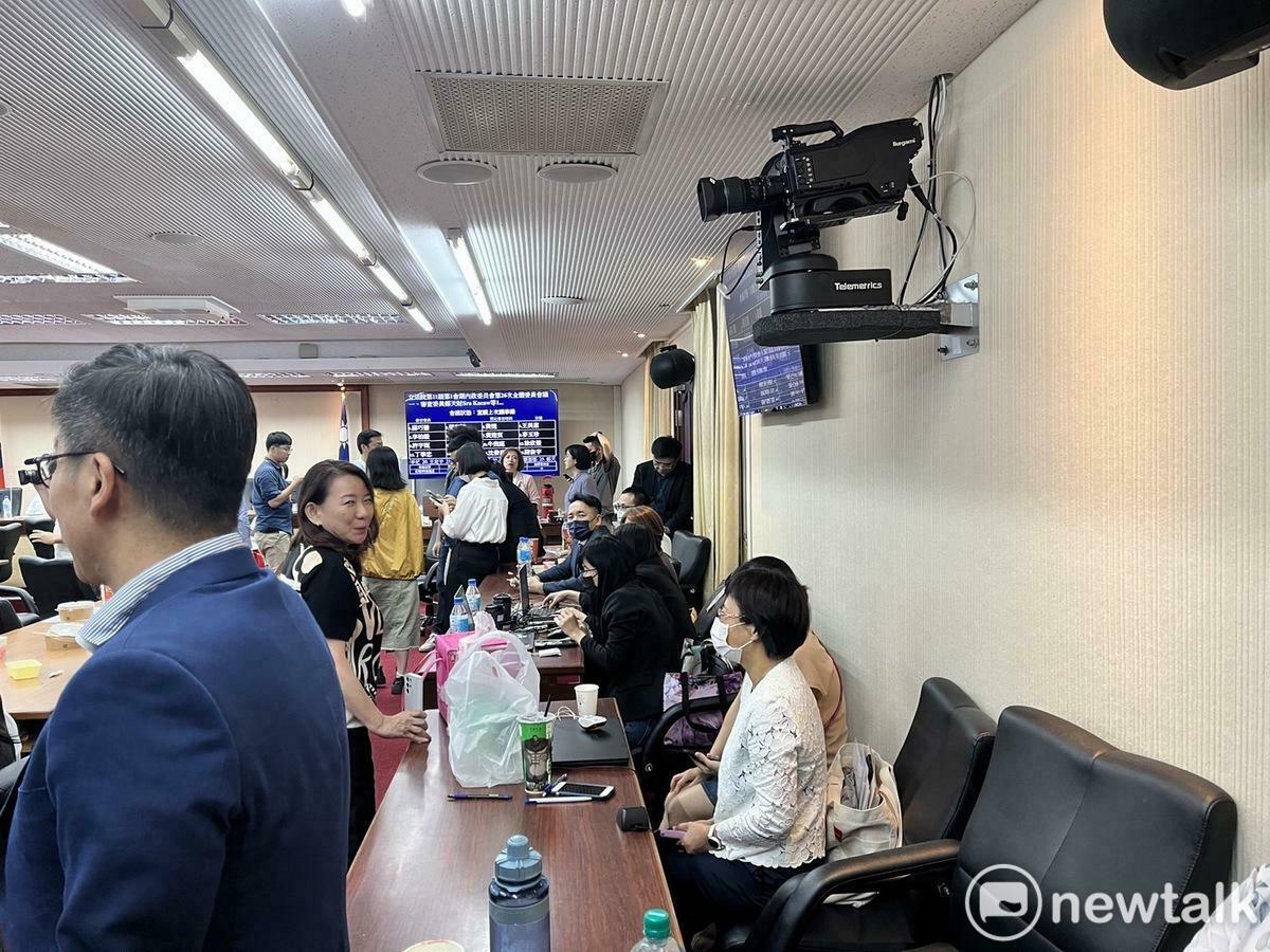  內政委員會主秘、議事人員在會議室談笑自若，並未有禁錮情事。 圖：金大鈞/攝