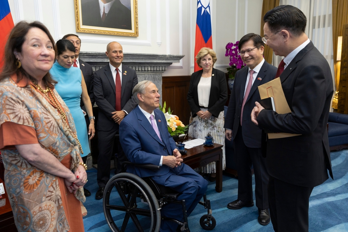 美國德州州長艾伯特（Greg Abbott）率團訪台，外交部長林佳龍等人陪同赴總統府。 圖：總統府提供 