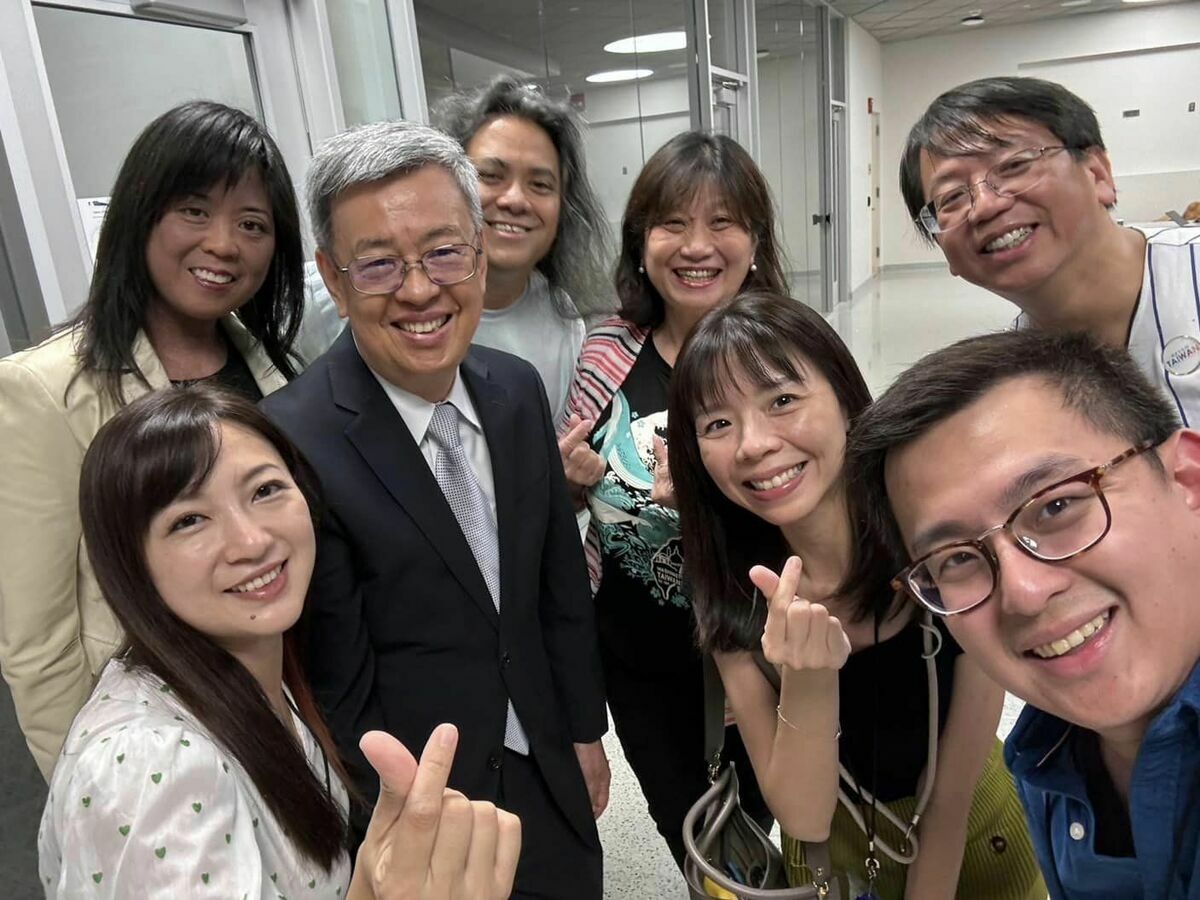  卓冠廷赴美參加台美人夏令會演講，一行人在趕路過程遇上同為演講嘉賓的陳建仁。 圖：翻攝自卓冠廷臉書 