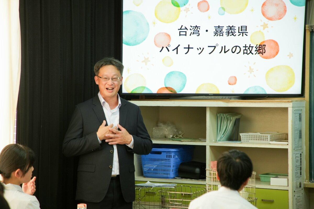 神農獎得主、打貓果菜生產合作社理事主席陳映延向孩子們介紹嘉義縣鳳梨的特色。