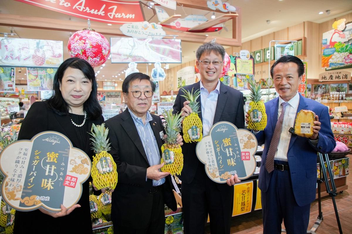 嘉義縣長翁章梁與日本丸久超市團隊推廣嘉義鳳梨。