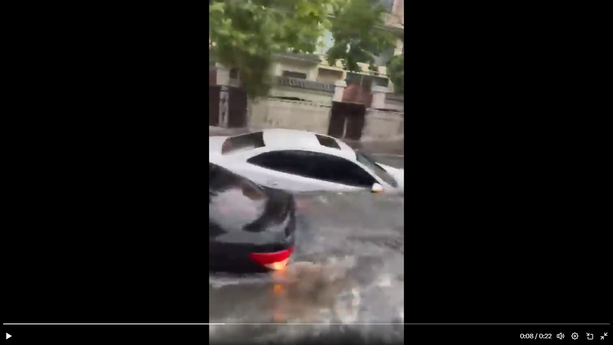  河南地區驚傳洪水災情，許多停在路邊的車輛被洪水沖得載浮載沉。 圖：擷取自 @xiaoj8380 X 分享影片 