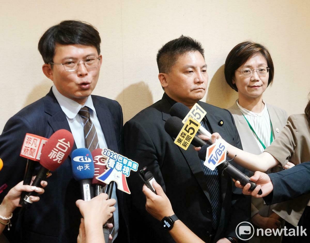 民眾黨立院黨團總召黃國昌（左起）與國民黨立委吳宗憲、翁曉玲為這次國會擴權釋憲案立法院機關代表。 圖：新頭殼資料照／張良一攝 