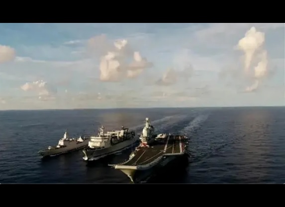  055 型驅逐艦成功攔停「外國船艦」，是山東號的「帶刀侍衛」。 圖：翻攝自 兵器展望 