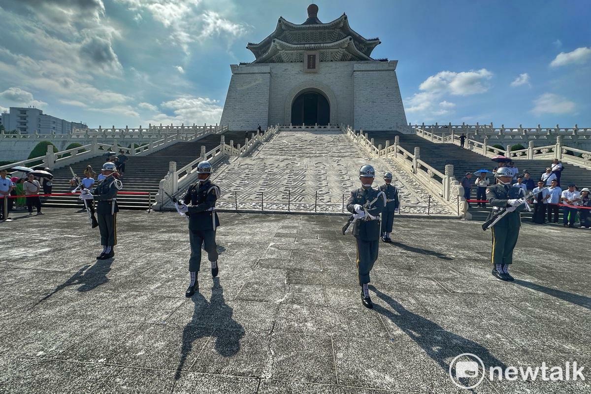 三軍儀隊撤出中正紀念堂銅像大廳，改移至民主大道進行每整點訓練展示首日。   圖：張良一/攝（資料照）。