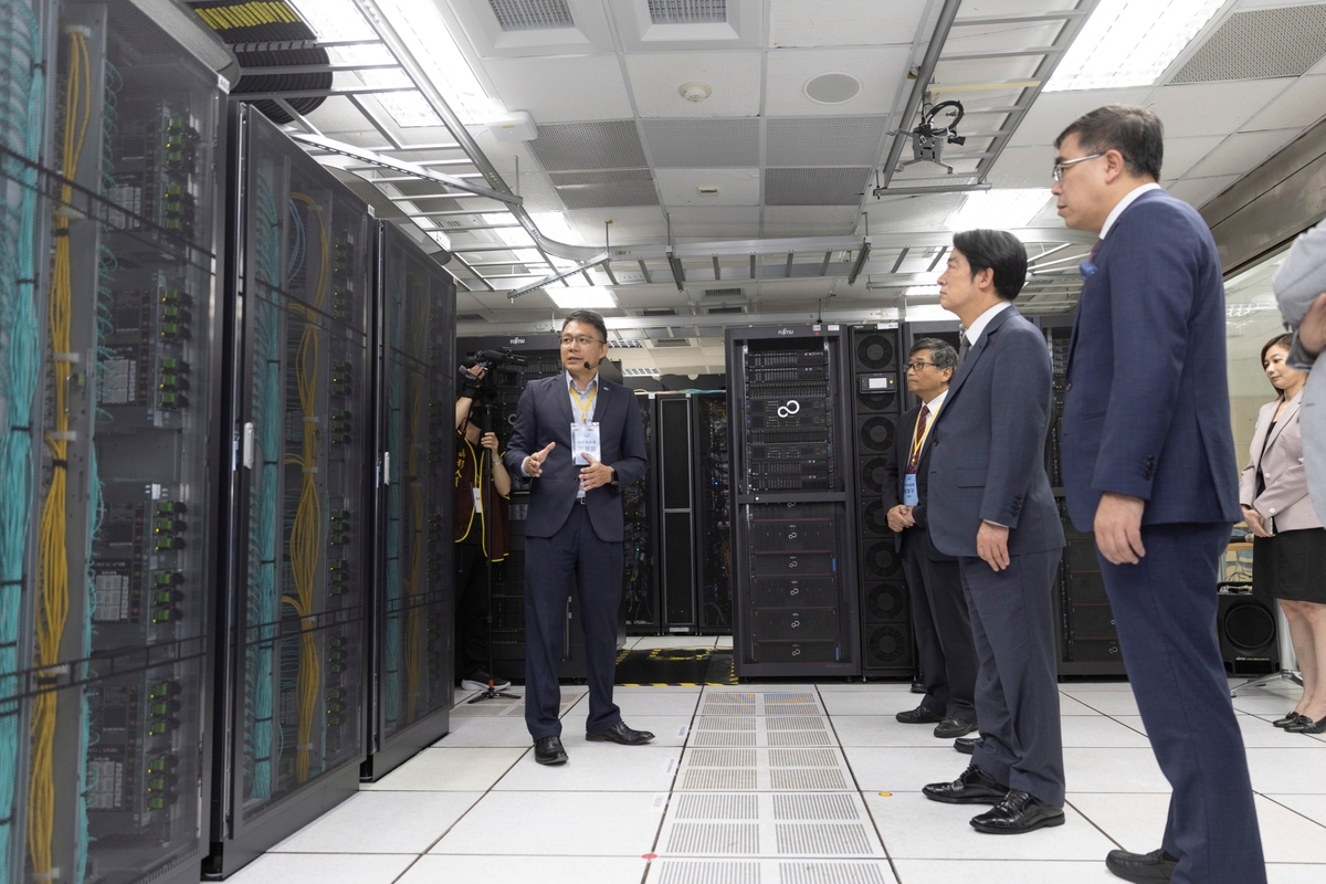  總統賴清德視察中央氣象署。 圖：總統府提供 