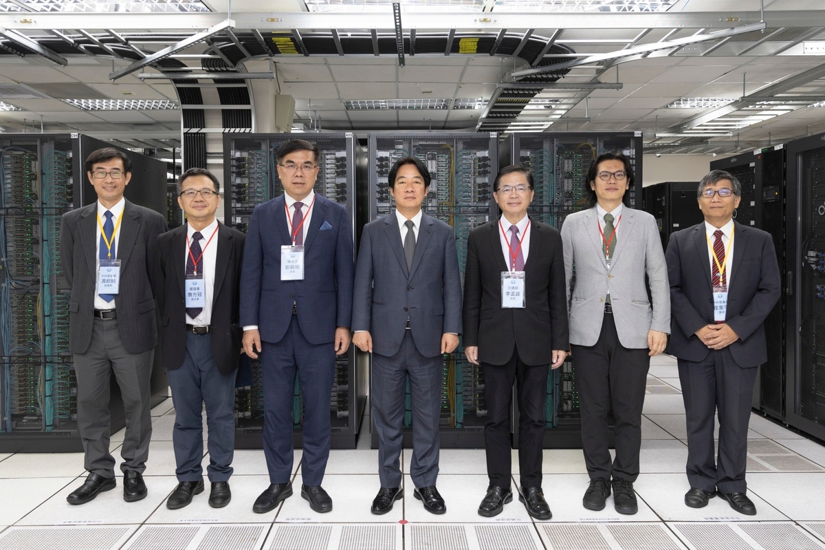  總統賴清德視察中央氣象署。 圖：總統府提供 