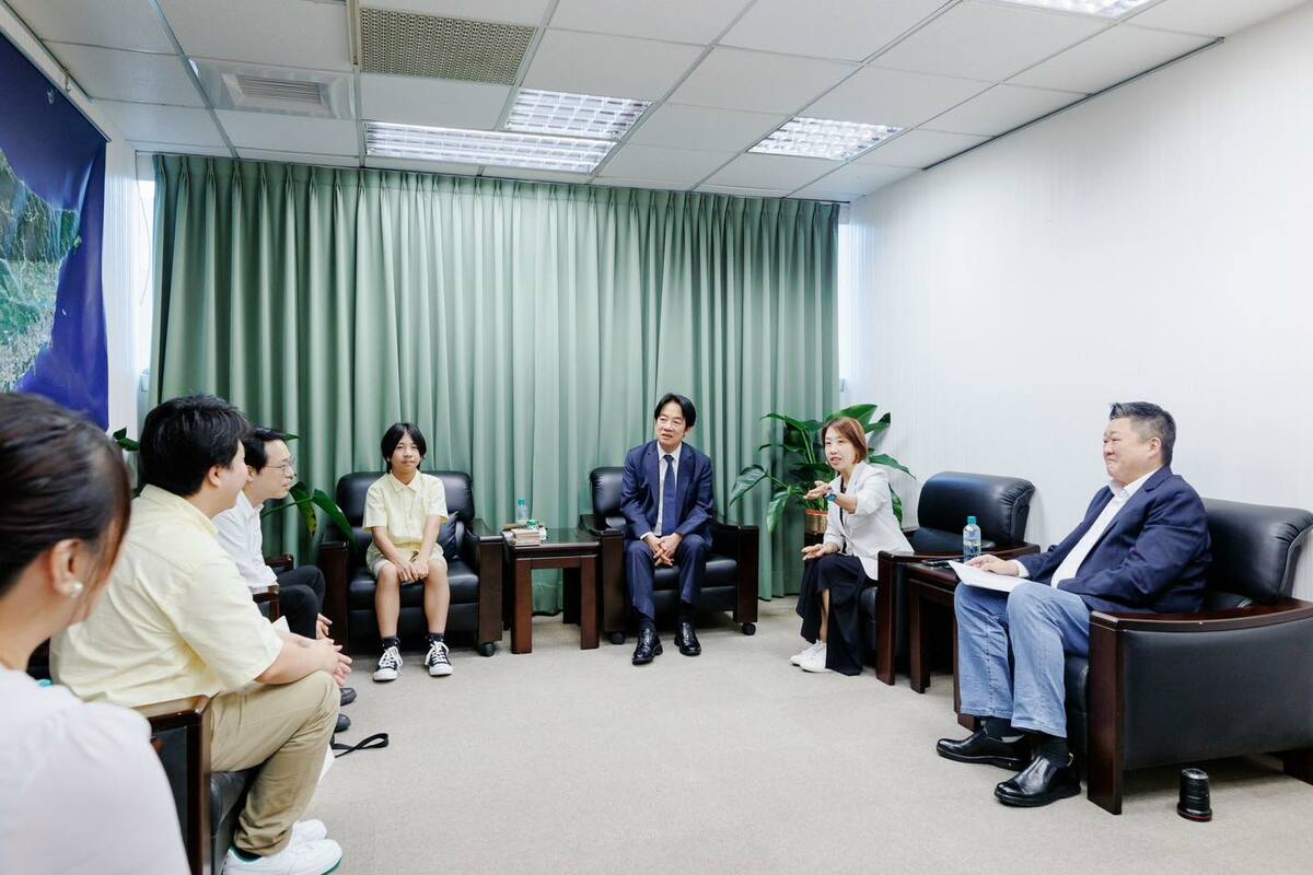  總統賴清德與來自新竹的同學徐聖閔會面。 圖：翻攝自李妍慧臉書 
