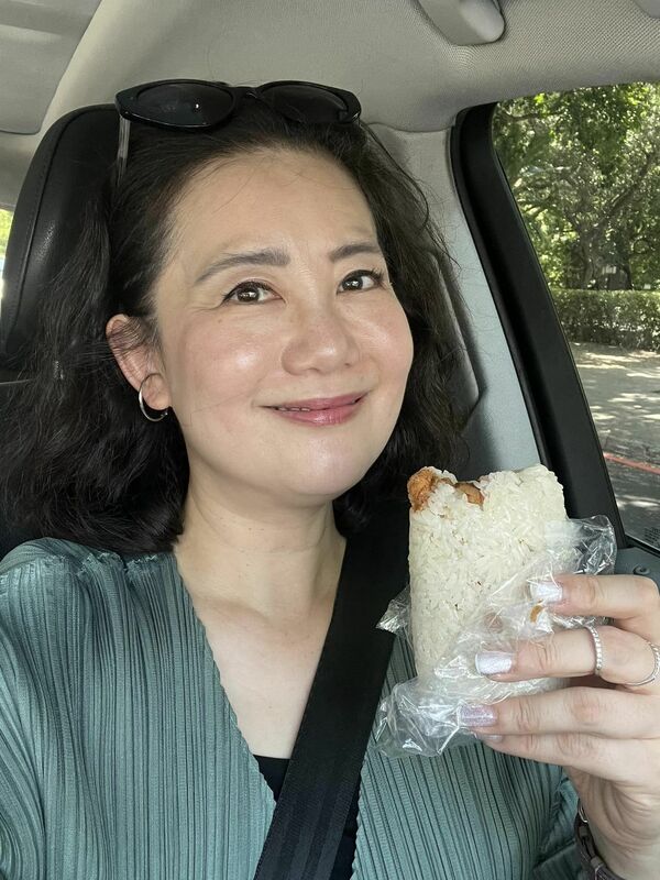  吳思瑤介紹北投阿玉飯糰，大推辣味。 圖：翻攝自吳思瑤臉書 
