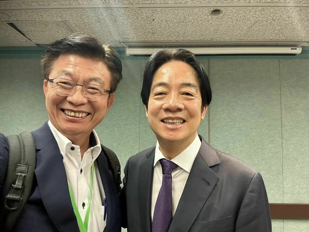  民進黨立委郭國文在全代會中與總統賴清德合影。 圖：翻攝自郭國文臉書 