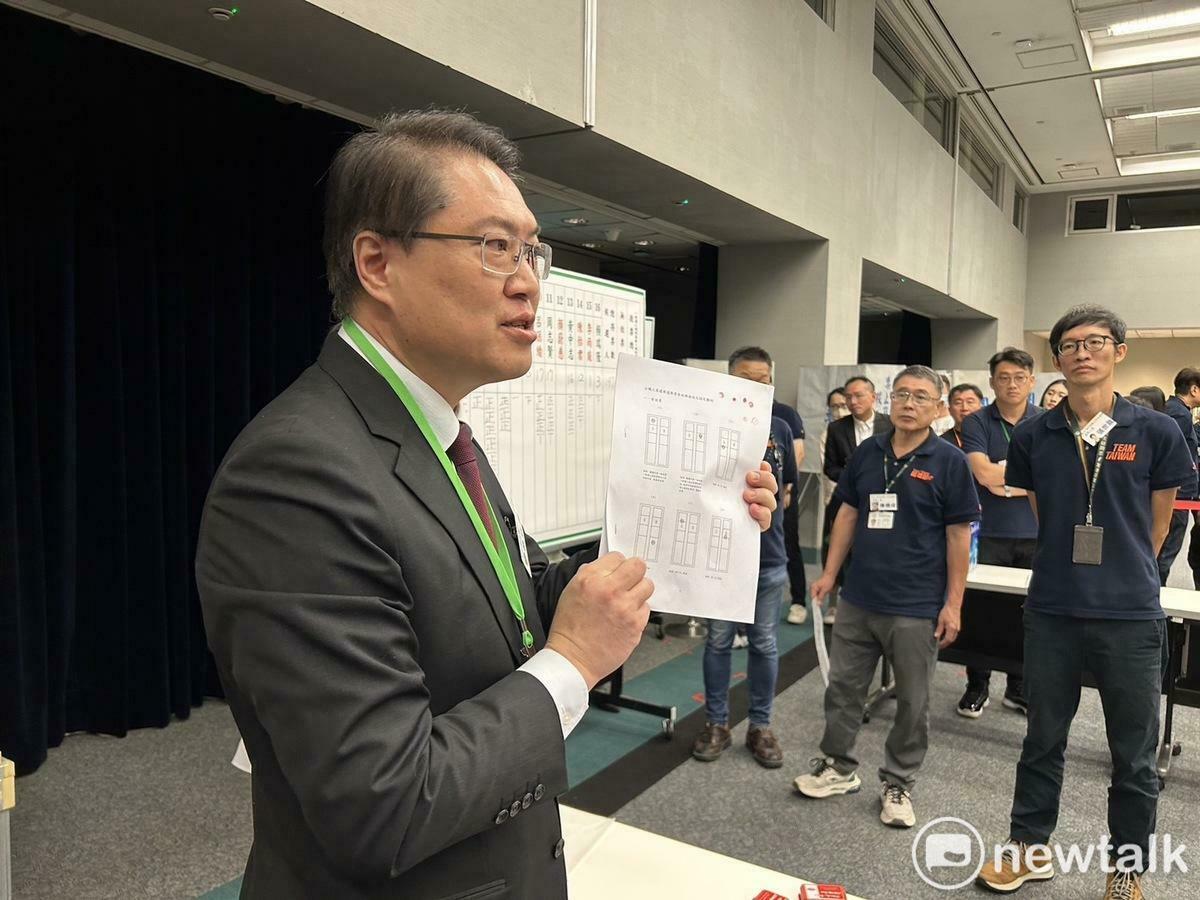  民進黨秘書長林右昌針對爭議選票，與選務人員、派系代表研議。 圖：黃宣尹攝 