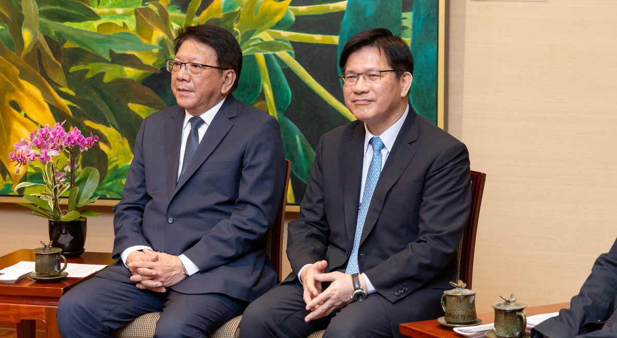 總統府秘書長潘孟安、外交部長林佳龍陪同接見回教朝覲團。 圖：總統府提供 