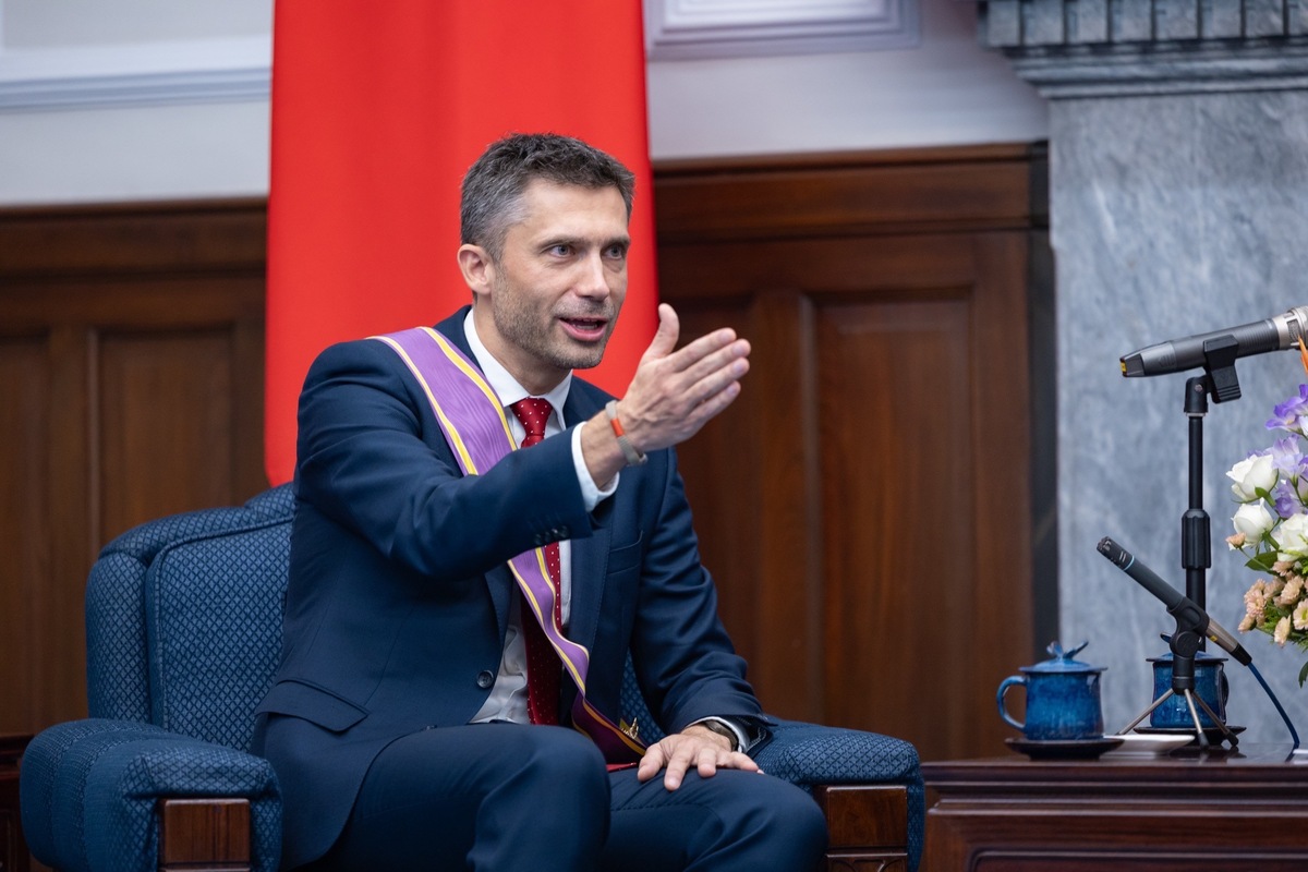  歐洲經貿辦事處長高哲夫（Filip Grzegorzewski）獲總統賴清德頒授勳章。 圖：總統府提供 