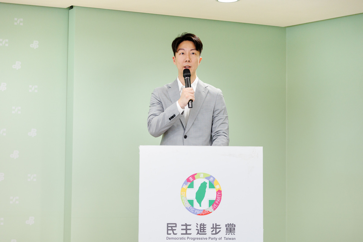  民進黨發言人吳崢主持記者會。 圖：民進黨提供 