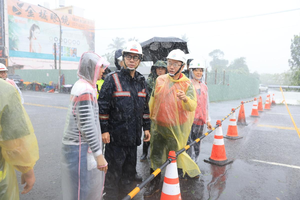  凱米颱風帶來強烈風雨，高雄市長陳其邁前往美濃勘察。 圖：高雄市政府提供 