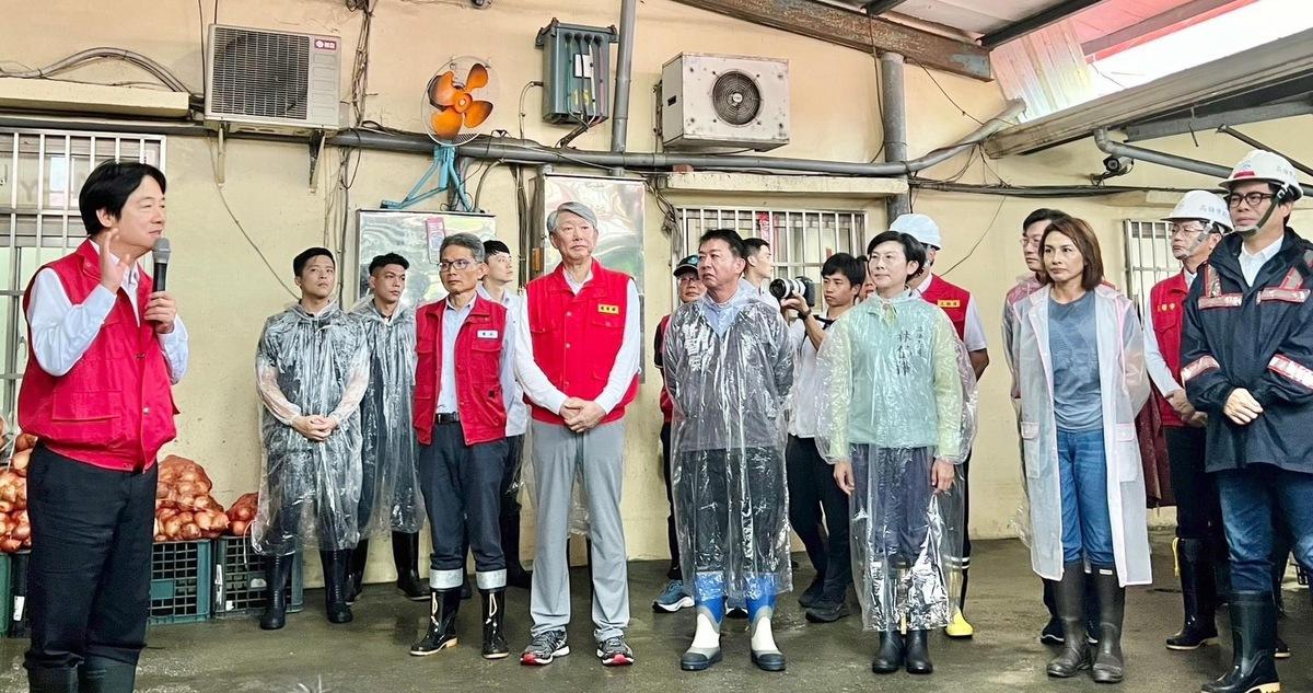  總統賴清德赴高雄美濃視察災損，經濟部長郭智輝、立委許智傑、林岱樺等人都現身。 圖：翻攝自許智傑臉書 