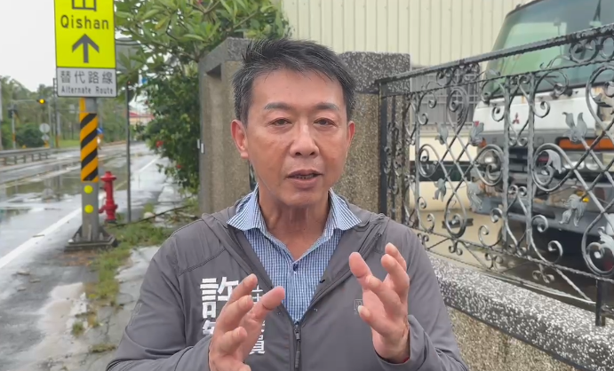 民進黨立委許智傑說明前瞻計畫的治水成果。 圖：許智傑辦公室提供 