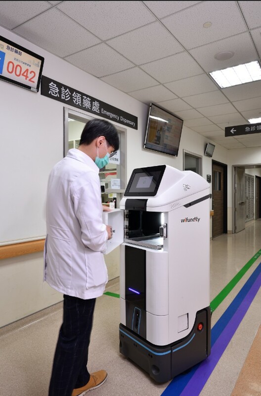 藥品配送，使醫療流程自動化與智慧化。 圖：台大新竹分院提供