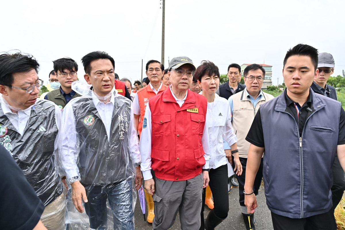  行政院長卓榮泰赴台南勘災。 圖：翻攝自陳世凱臉書 