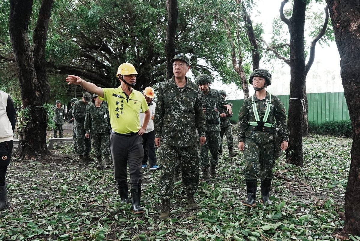  國防部長顧立雄赴屏東勘災。 圖：翻攝自陳世凱臉書 
