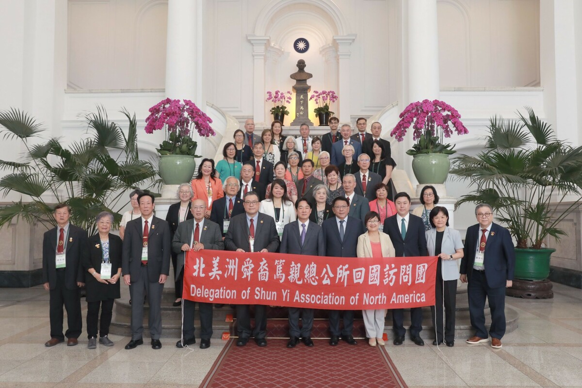  總統賴清德接見北美洲舜裔篤親總公所回國訪問團。 圖：總統府提供 