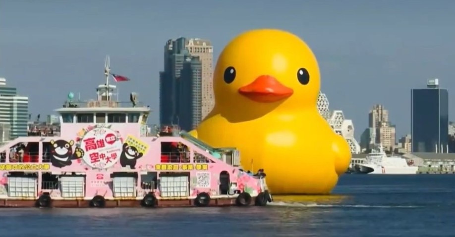 高雄空大渡輪廣告與黃色小鴨共同行銷港都