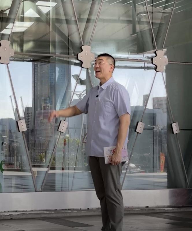  基隆市長謝國樑今日又到火車站開直播，引起議論。 圖：翻攝自謝國樑臉書 