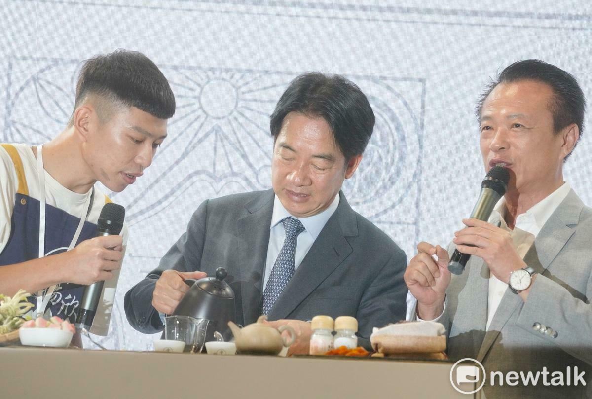  總統賴清德出席2024年台灣美食展開幕典禮，並與嘉義縣長翁章梁共同體驗沖泡嘉義金萱茶。 圖：張良一/攝 