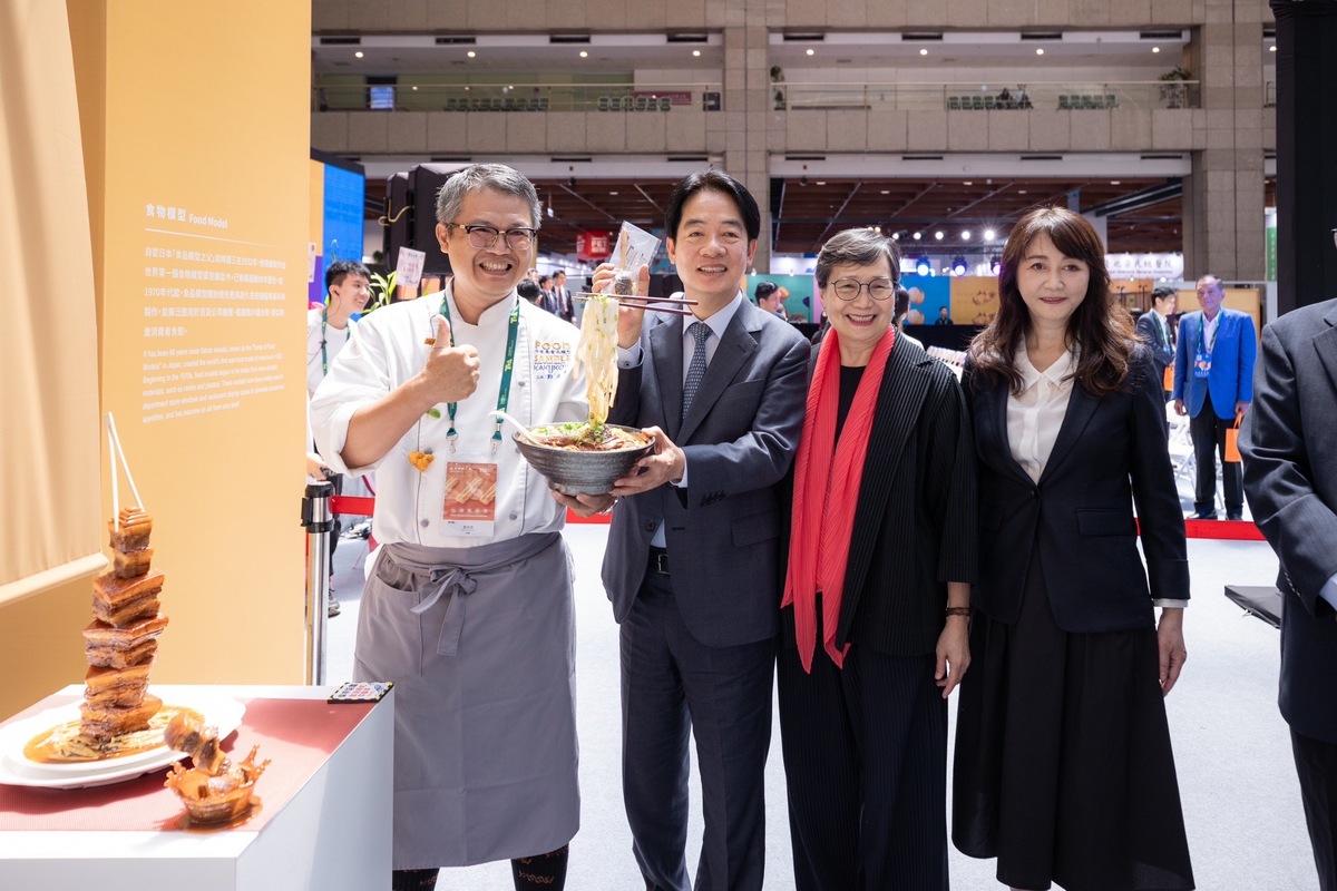 賴清德、葉菊蘭、簡余晏出席2024年台灣美食展開幕典禮。 圖：總統府提供 