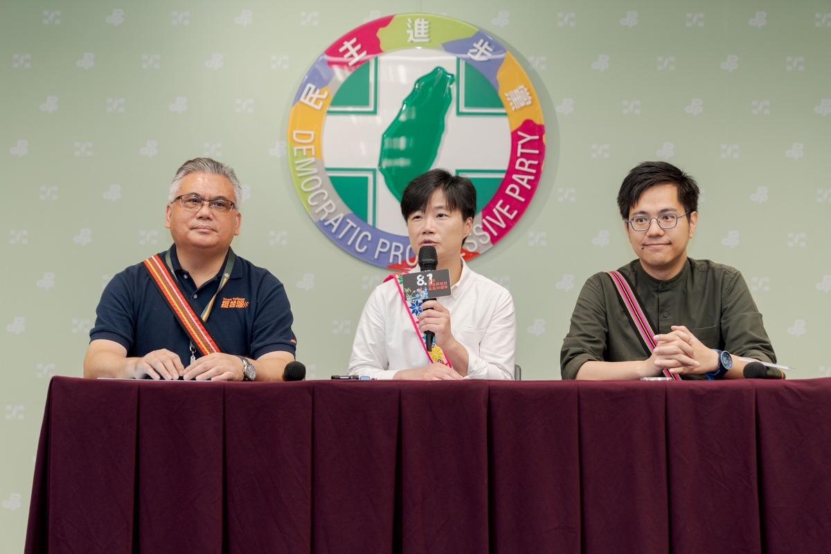  民進黨舉行原住民族日市集宣傳記者會，由副秘書長楊懿珊率領黨務團隊出席。 圖：民進黨提供 