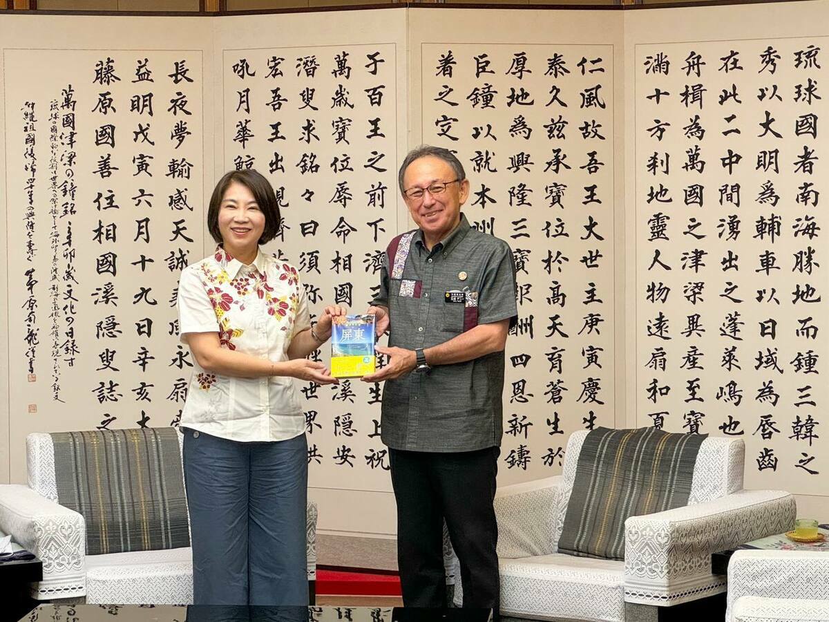  屏東縣長周春米率團出訪沖繩，並穿著沖繩衫拜訪沖繩縣知事玉城丹尼。 圖：翻攝自周春米臉書 