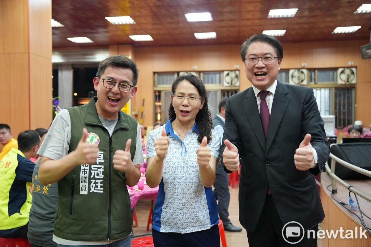  鶯歌聖榮宮榮府王爺聖誕，卓冠廷（左起）、林郁婷母親廖女士、林右昌都出席。 圖：讀者提供