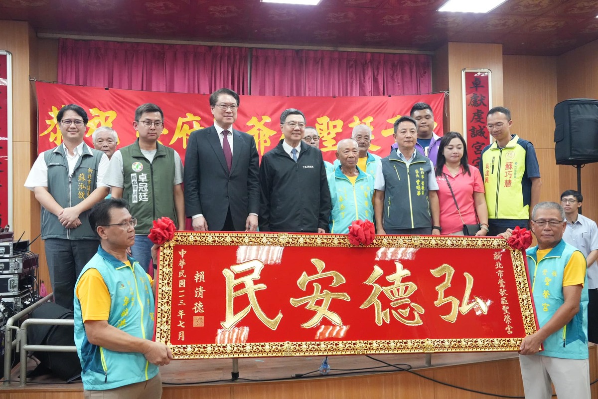  新北鶯歌聖榮宮榮府王爺聖誕，林右昌代表賴清德致贈匾額。 圖：翻攝自卓冠廷臉書 
