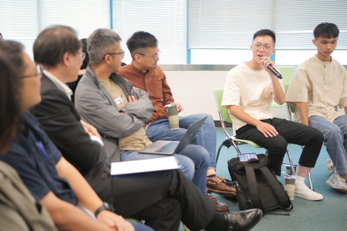  民進黨秘書長林右昌率領黨務主管，與參與「國務青旗艦營」的夥伴於中央黨部對談。 圖：翻攝自民進黨青年部臉書 