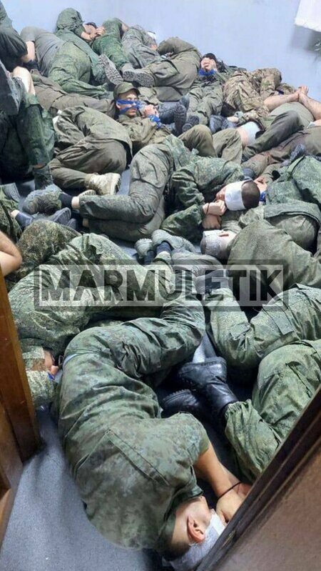  俄羅斯士兵主動投降數增多，烏軍已接受近3,000名投降俄軍，圖為投降的俄軍全被綑綁，擠在小房間裏。 圖 翻攝自 X @Israelwaronhama 