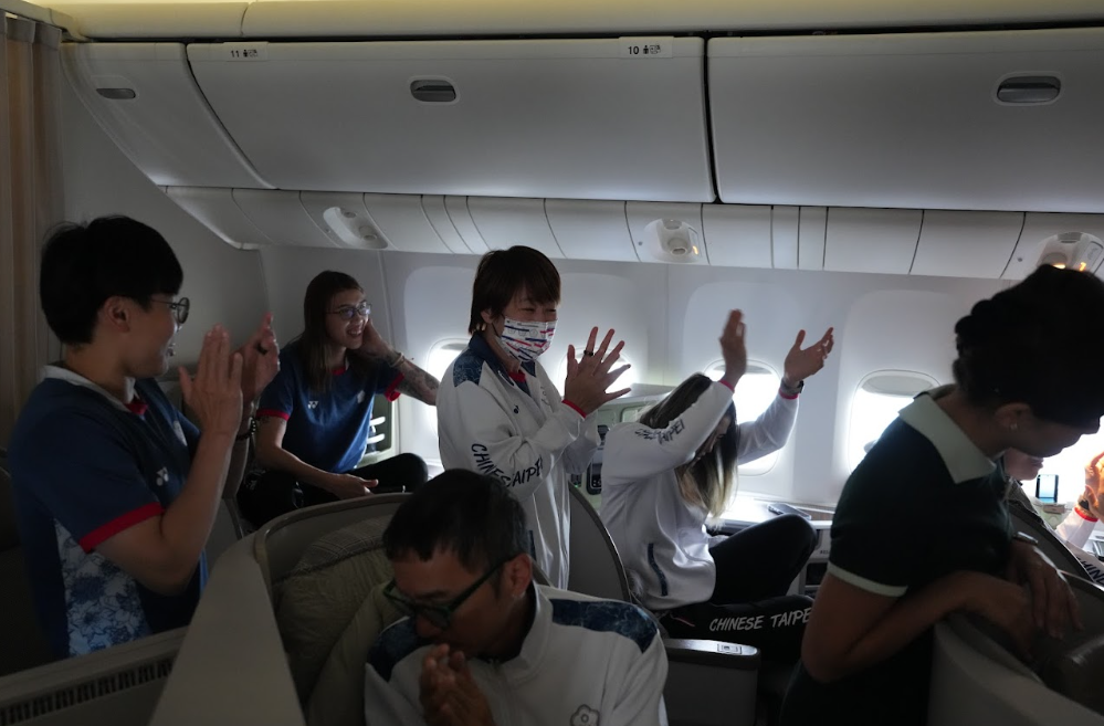 奧運台灣隊自巴黎搭乘長榮班機，在空軍伴飛下光榮返台。 圖：體育署提供