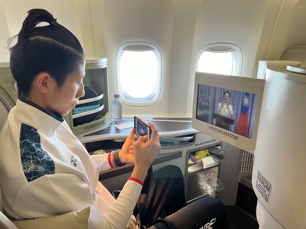  奪得金牌的拳擊好手林郁婷隨台灣隊搭乘長榮航空班機，在空軍伴飛下光榮返台。 圖：體育署提供 
